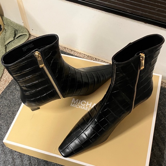 Michael Kors Gold Gift Box - Picture 3 of 4